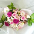 小さなサイズのバラと季節の花の花束3，９８０円