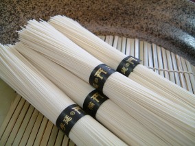 【プレミア限定商品・極細、土蔵熟成ひね素麺】K−天の川8kg徳用木箱 | 日本全国各地のお取り寄せモール風土jp
